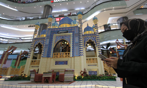 <p>Sejumlah pengunjung tengah berswafoto dan menikmati dekorasi bernuansa ramadan di Atrium Lippo Mal Puri , Rabu 28 April 2021. Foto : Panji Asmoro/TrenAsia</p>