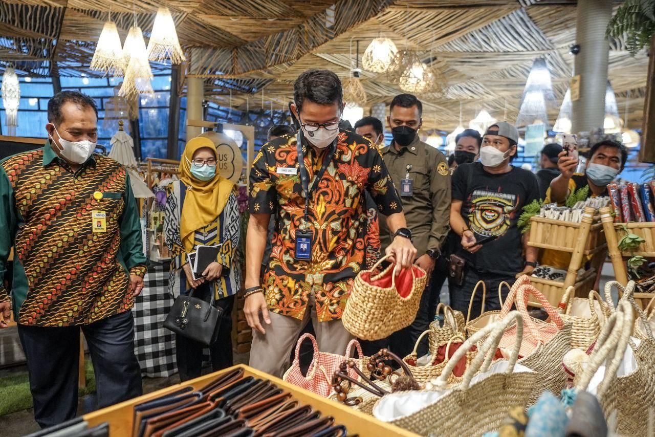 <p>Menteri Pariwisata dan Ekonomi Kreatif Sandiaga Uno ketika melihat produk-produk buatan warga Desa Wisata Sembilir, Bawen, Jawa Tengah. (dok. Kemenparekraf)</p>
