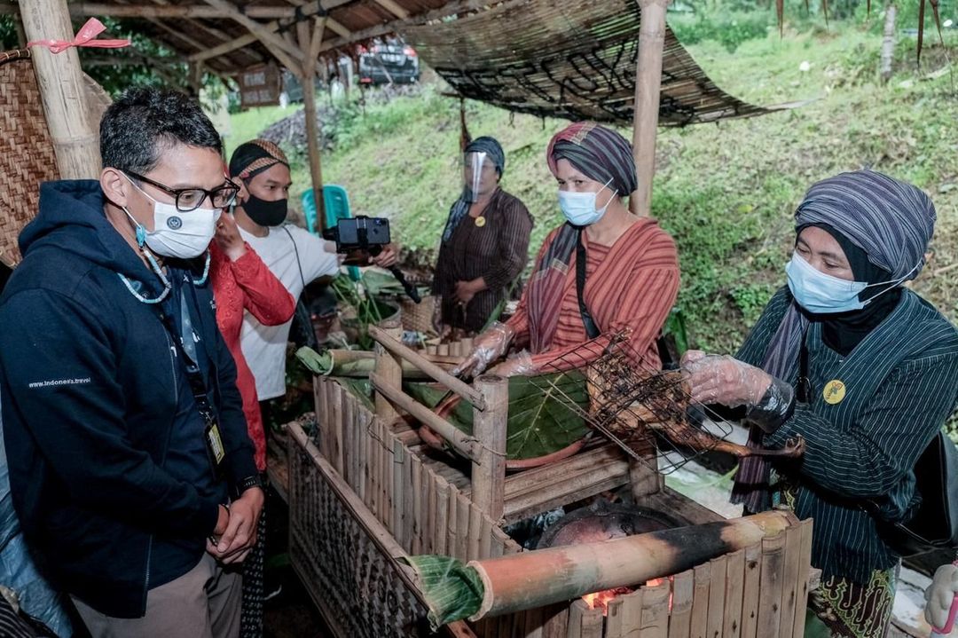 <p>Sandiaga Uno dalam kunjungannya di Desa Lerep, Kecamatan Ungaran Barat, Kabupaten Semarang, Jawa Tengah. (dok. Kemenparekraf)</p>
