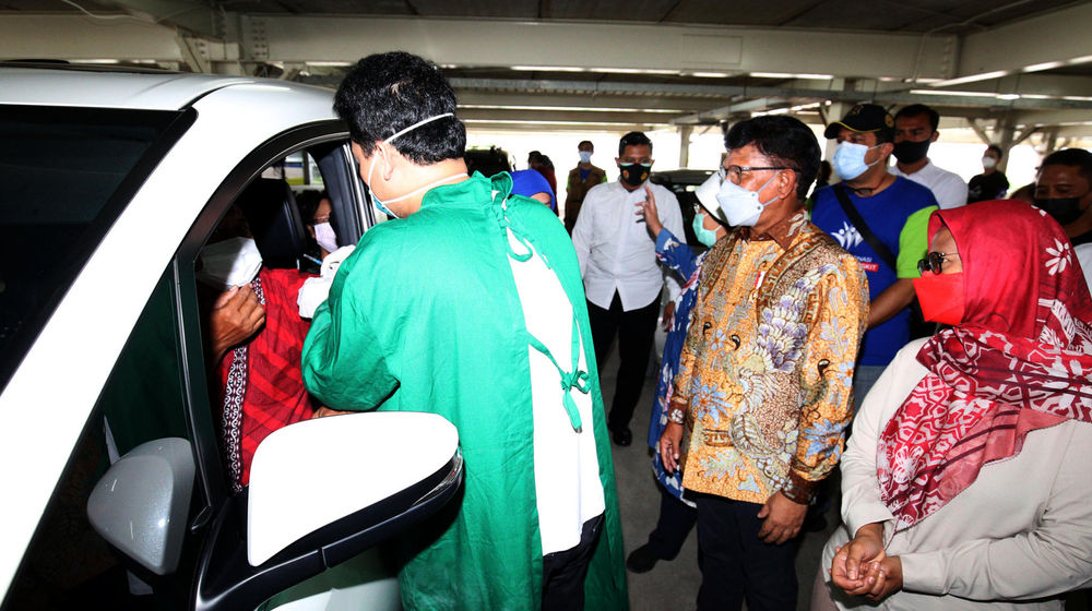 <p>Menteri Komunikasi dan Informatika Johnny G. Plate (kedua kanan) didampingi Presiden Direktur &amp; CEO XL Axiata Dian Siswarini (kanan) saat meninjau vaksinasi untuk warga lanjut usia (lansia) di Sentra Vaksinasi Indonesia Bangkit secara drive thru di Rumah Sakit Universitas Indonesia, Depok, Jawa Barat, Senin, 5 April 2021. Foto: Ismail Pohan/TrenAsia</p>
