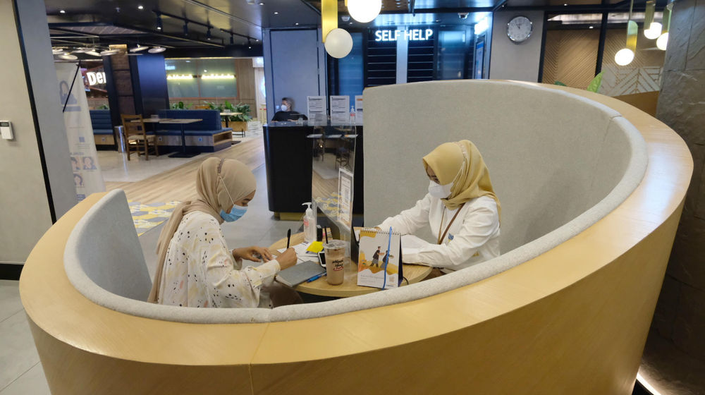 <p>Karyawan melayani nasabah di gerai salah satu cabang Bank Mandiri, di Jakarta, Selasa, 6 April 2021. Foto: Ismail Pohan/TrenAsia</p>
