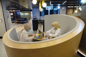 <p>Karyawan melayani nasabah di gerai salah satu cabang Bank Mandiri, di Jakarta, Selasa, 6 April 2021. Foto: Ismail Pohan/TrenAsia</p>
