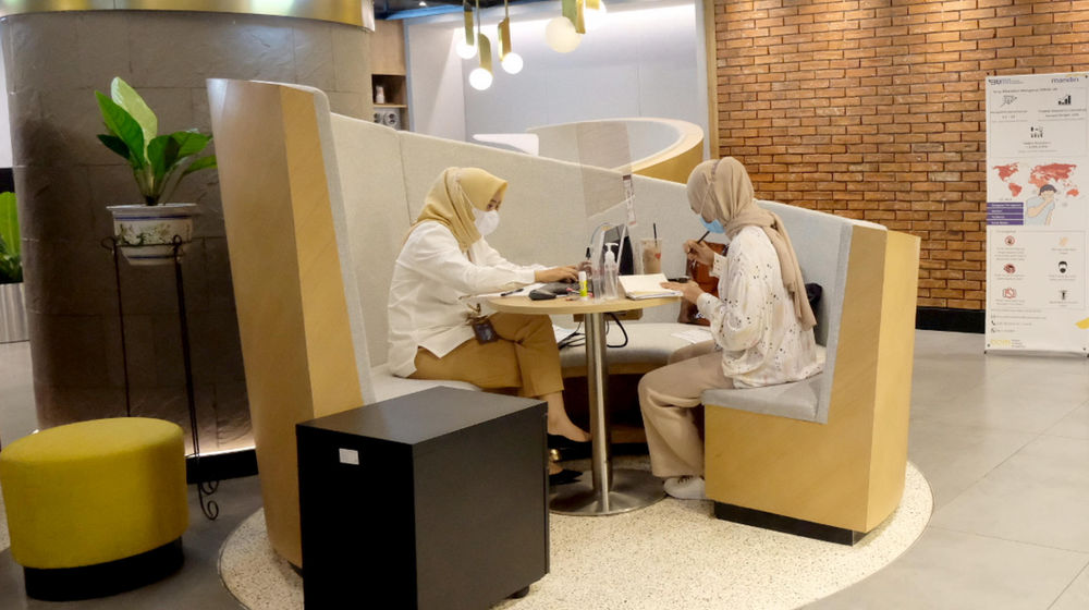 <p>Karyawan melayani nasabah di gerai salah satu cabang Bank Mandiri, di Jakarta, Selasa, 6 April 2021. Foto: Ismail Pohan/TrenAsia</p>
