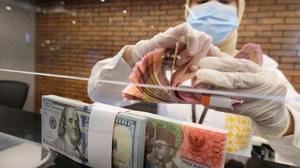 <p>Karyawati menghitung uang di gerai salah satu cabang Bank Mandiri, di Jakarta, Selasa, 6 April 2021. Foto: Ismail Pohan/TrenAsia</p>
