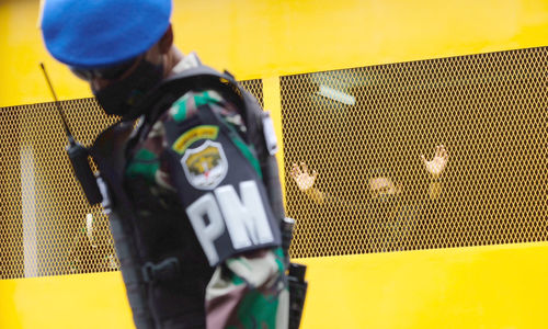<p>Personel Polisi Militer berjaga di depan instalasi rumah tahanan militer berbasis  Artificial Intelligence (AI) di Markas Polisi Militer Kodam Jayakarta (Pompam Jaya), Guntur, Selasa, 20 April 2021. Foto: Ismail Pohan/TrenAsia</p>
