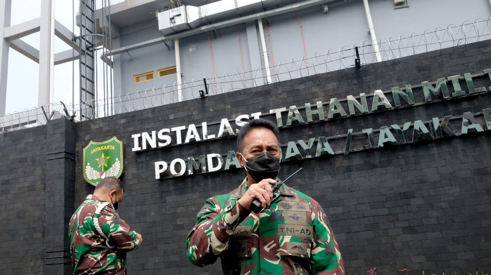 <p>Kepala Staf Angkatan Darat (KASAD), Jenderal TNI Andika Perkasa saat meresmikan instalasi rumah tahanan militer berbasis  Artificial Intelligence (AI) di Markas Polisi Militer Kodam Jayakarta (Pompam Jaya), Guntur, Selasa, 20 April 2021. Foto: Ismail Pohan/TrenAsia</p>
