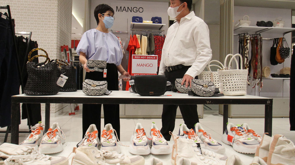 <p>Head Of Commercial Lippo Malls Indonesia Rita Yovita berbincang dengan Chief Executive Director Lippo Malls Indonesia Eddy Mumin saat mengunjungi area bazar Red Hot Deals  di Lippo Mal Puri Jakarta Barat , Minggu 25 April 2021. Foto : Panji Asmoro/TrenAsia</p>
