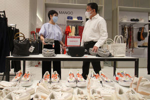 <p>Head Of Commercial Lippo Malls Indonesia Rita Yovita berbincang dengan Chief Executive Director Lippo Malls Indonesia Eddy Mumin saat mengunjungi area bazar Red Hot Deals  di Lippo Mal Puri Jakarta Barat , Minggu 25 April 2021. Foto : Panji Asmoro/TrenAsia</p>
