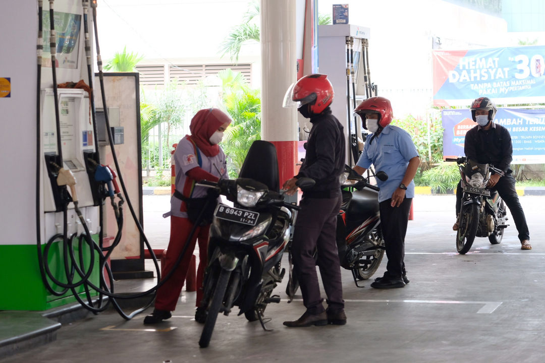 <p>Karyawan melayani pelanggan mengisi bahan bakar kendaraan bermotor di Stasiun Pengisian Bahan Bakar Umum (SPBU) Pertamina, Jalan Rasuna Said, Kuningan, Jakarta, Selasa, 13 April 2021. Foto: Ismail Pohan/TrenAsia</p>
