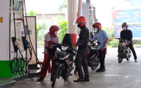 <p>Karyawan melayani pelanggan mengisi bahan bakar kendaraan bermotor di Stasiun Pengisian Bahan Bakar Umum (SPBU) Pertamina, Jalan Rasuna Said, Kuningan, Jakarta, Selasa, 13 April 2021. Foto: Ismail Pohan/TrenAsia</p>
