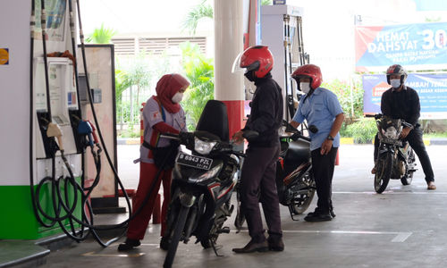<p>Karyawan melayani pelanggan mengisi bahan bakar kendaraan bermotor di Stasiun Pengisian Bahan Bakar Umum (SPBU) Pertamina, Jalan Rasuna Said, Kuningan, Jakarta, Selasa, 13 April 2021. Foto: Ismail Pohan/TrenAsia</p>
