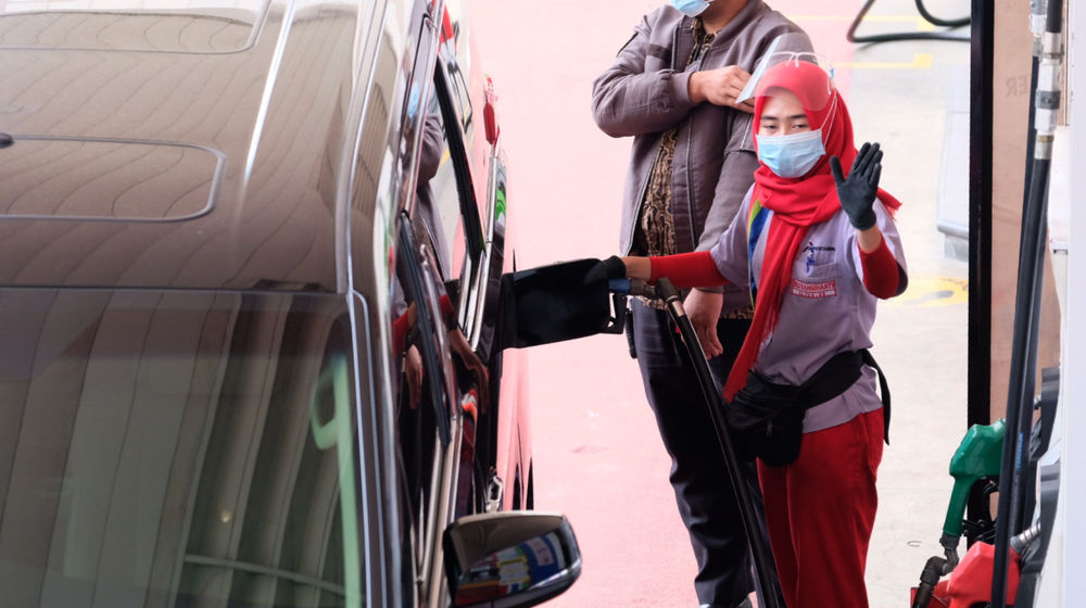 <p>Karyawan melayani pelanggan mengisi bahan bakar kendaraan bermotor di Stasiun Pengisian Bahan Bakar Umum (SPBU) Pertamina, Jalan Rasuna Said, Kuningan, Jakarta, Selasa, 13 April 2021. Foto: Ismail Pohan/TrenAsia</p>
