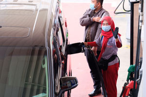<p>Karyawan melayani pelanggan mengisi bahan bakar kendaraan bermotor di Stasiun Pengisian Bahan Bakar Umum (SPBU) Pertamina, Jalan Rasuna Said, Kuningan, Jakarta, Selasa, 13 April 2021. Foto: Ismail Pohan/TrenAsia</p>
