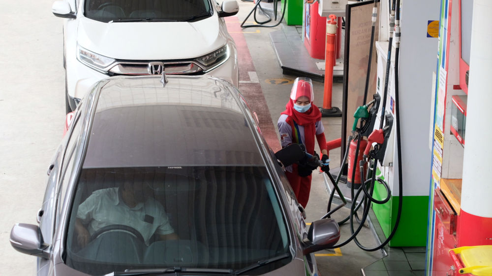 <p>Karyawan melayani pelanggan mengisi bahan bakar kendaraan bermotor di Stasiun Pengisian Bahan Bakar Umum (SPBU) Pertamina, Jalan Rasuna Said, Kuningan, Jakarta, Selasa, 13 April 2021. Foto: Ismail Pohan/TrenAsia</p>
