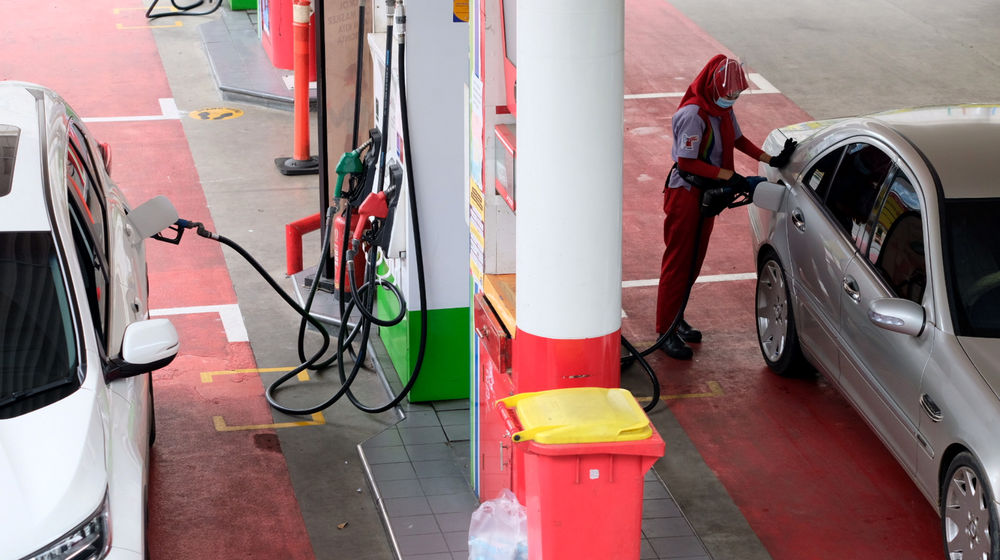 <p>Karyawan melayani pelanggan mengisi bahan bakar kendaraan bermotor di Stasiun Pengisian Bahan Bakar Umum (SPBU) Pertamina, Jalan Rasuna Said, Kuningan, Jakarta, Selasa, 13 April 2021. Foto: Ismail Pohan/TrenAsia</p>
