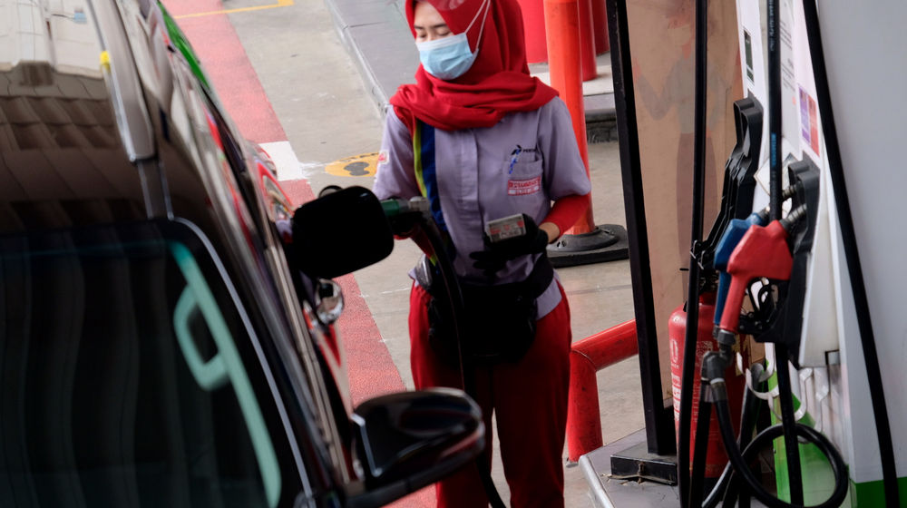 <p>Karyawan melayani pelanggan mengisi bahan bakar kendaraan bermotor di Stasiun Pengisian Bahan Bakar Umum (SPBU) Pertamina, Jalan Rasuna Said, Kuningan, Jakarta, Selasa, 13 April 2021. Foto: Ismail Pohan/TrenAsia</p>
