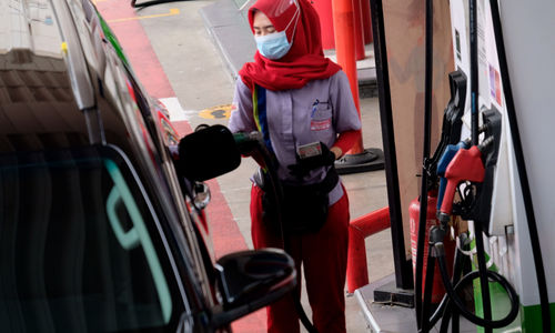 <p>Karyawan melayani pelanggan mengisi bahan bakar kendaraan bermotor di Stasiun Pengisian Bahan Bakar Umum (SPBU) Pertamina, Jalan Rasuna Said, Kuningan, Jakarta, Selasa, 13 April 2021. Foto: Ismail Pohan/TrenAsia</p>
