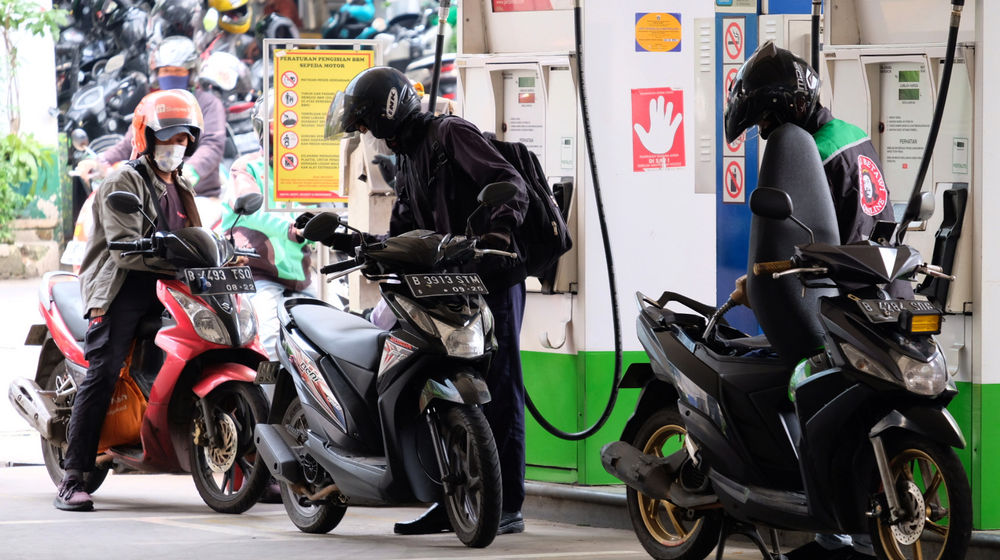 <p>Pengendara mengisi bahan bakar secara mandiri (self service) di Stasiun Pengisian Bahan Bakar Umum (SPBU) Pertamina, Jalan Rasuna Said, Kuningan, Jakarta, Selasa, 13 April 2021. Foto: Ismail Pohan/TrenAsia</p>
