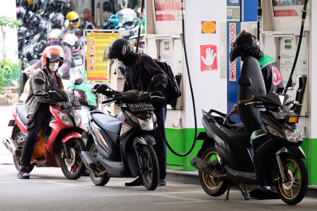 <p>Pengendara mengisi bahan bakar secara mandiri (self service) di Stasiun Pengisian Bahan Bakar Umum (SPBU) Pertamina, Jalan Rasuna Said, Kuningan, Jakarta, Selasa, 13 April 2021. Foto: Ismail Pohan/TrenAsia</p>
