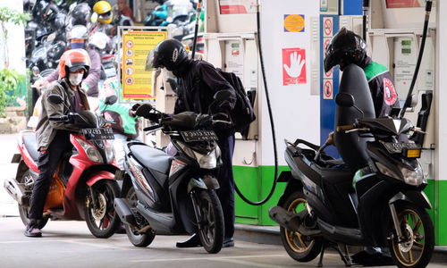 <p>Pengendara mengisi bahan bakar secara mandiri (self service) di Stasiun Pengisian Bahan Bakar Umum (SPBU) Pertamina, Jalan Rasuna Said, Kuningan, Jakarta, Selasa, 13 April 2021. Foto: Ismail Pohan/TrenAsia</p>
