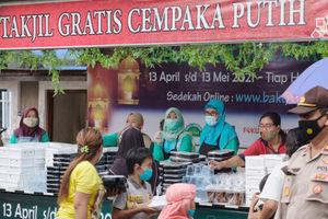 <p>Warga membawa kotakan takjil yang diberikan secara gratis di kawasan Jalan Cempaka Putih Tengah 21, Jakarta Pusat, Kamis, 15 April 2021. Foto: Ismail Pohan/TrenAsia</p>
