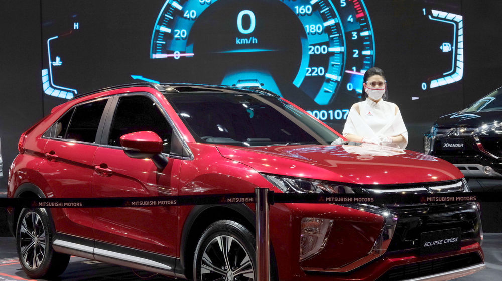 <p>Model berpose di dekat mobil Mitsubishi yang dipamerkan pada ajang Indonesia International Motor Show (IIMS) Hybrid 2021, di JIEXpo Kemayoran, Jakarta, Jum’at, 16 April 2021.  Foto: Ismail Pohan/TrenAsia</p>
