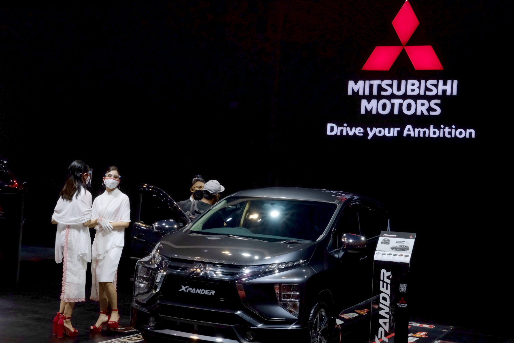 <p>Model berpose di dekat mobil Mitsubishi yang dipamerkan pada ajang Indonesia International Motor Show (IIMS) Hybrid 2021, di JIEXpo Kemayoran, Jakarta, Jum&#8217;at, 16 April 2021.  Foto: Ismail Pohan/TrenAsia</p>
