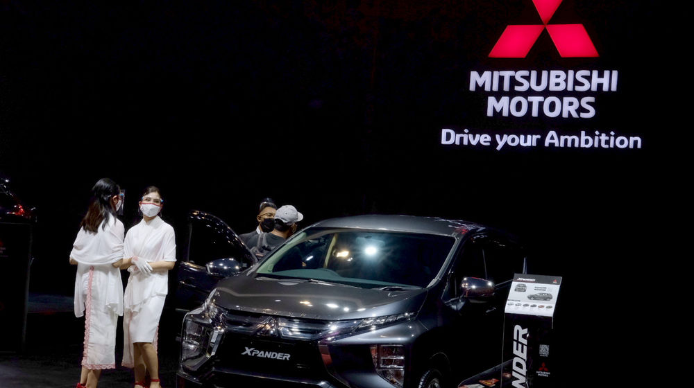 <p>Model berpose di dekat mobil Mitsubishi yang dipamerkan pada ajang Indonesia International Motor Show (IIMS) Hybrid 2021, di JIEXpo Kemayoran, Jakarta, Jum’at, 16 April 2021.  Foto: Ismail Pohan/TrenAsia</p>
