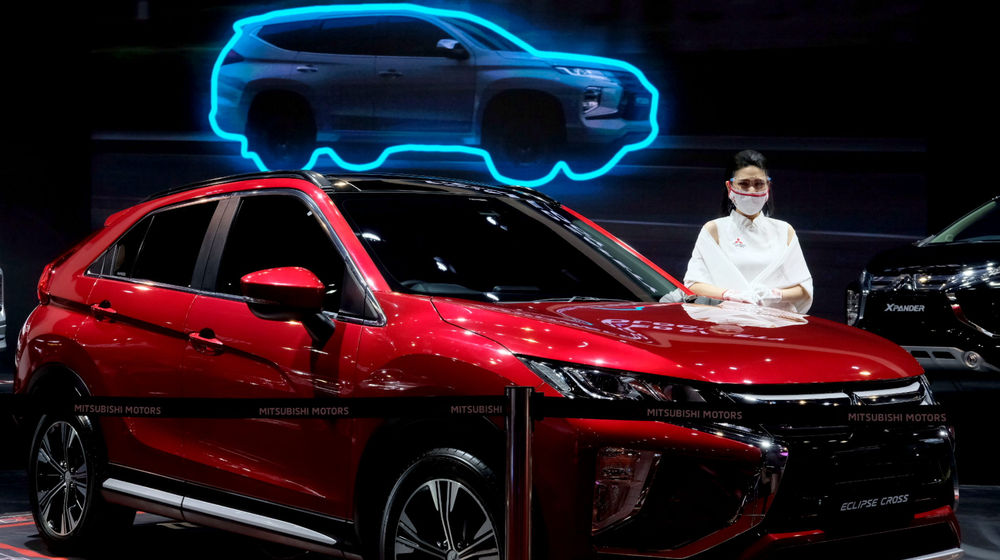 <p>Model berpose di dekat mobil Mitsubishi yang dipamerkan pada ajang Indonesia International Motor Show (IIMS) Hybrid 2021, di JIEXpo Kemayoran, Jakarta, Jum’at, 16 April 2021.  Foto: Ismail Pohan/TrenAsia</p>
