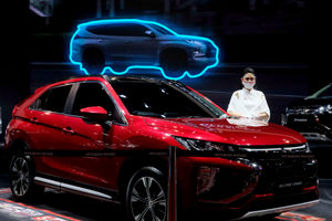 <p>Model berpose di dekat mobil Mitsubishi yang dipamerkan pada ajang Indonesia International Motor Show (IIMS) Hybrid 2021, di JIEXpo Kemayoran, Jakarta, Jum’at, 16 April 2021.  Foto: Ismail Pohan/TrenAsia</p>
