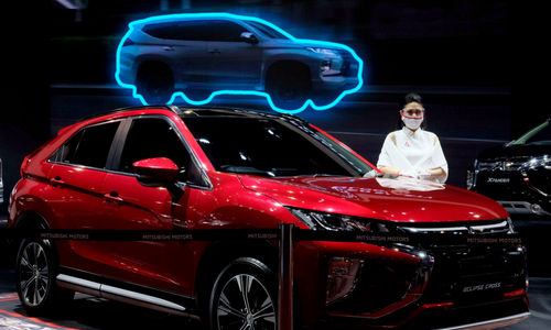 <p>Model berpose di dekat mobil Mitsubishi yang dipamerkan pada ajang Indonesia International Motor Show (IIMS) Hybrid 2021, di JIEXpo Kemayoran, Jakarta, Jum’at, 16 April 2021.  Foto: Ismail Pohan/TrenAsia</p>
