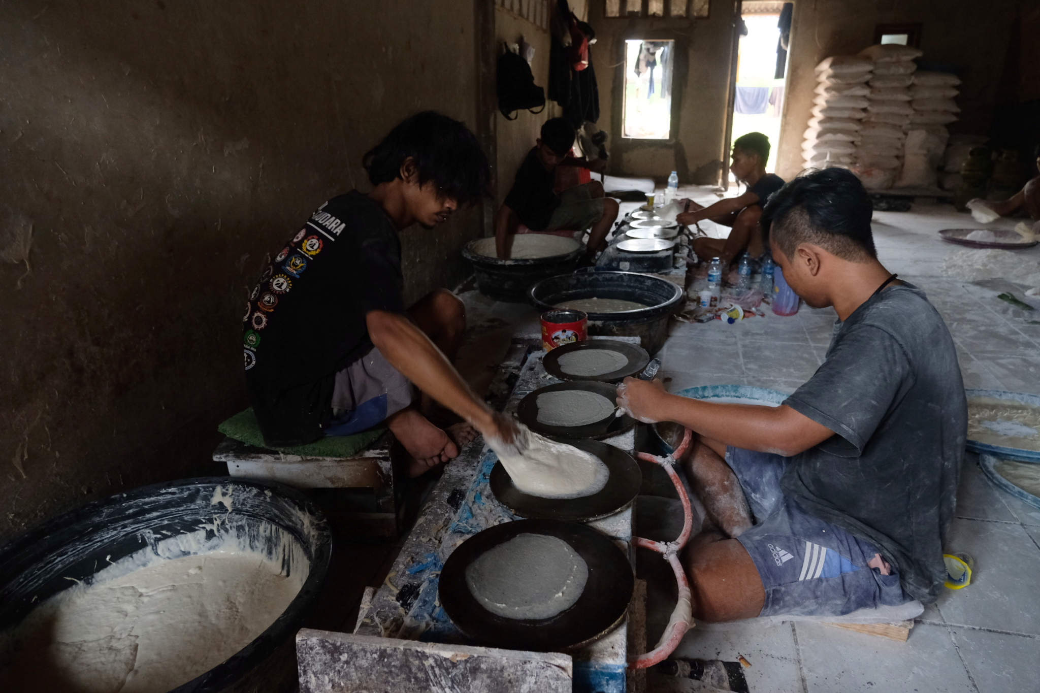 <p>Pekerja mengolah tepung terigu menjadi kulit lumpia di industri rumahan kawasan Kampung Sumur, Duren Sawit, Jakarta Timur, Jum&#8217;at, 30 April 2021. Foto: Ismail Pohan/TrenAsia</p>
