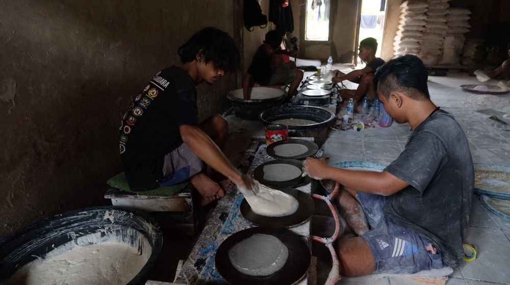 <p>Pekerja mengolah tepung terigu menjadi kulit lumpia di industri rumahan kawasan Kampung Sumur, Duren Sawit, Jakarta Timur, Jum’at, 30 April 2021. Foto: Ismail Pohan/TrenAsia</p>
