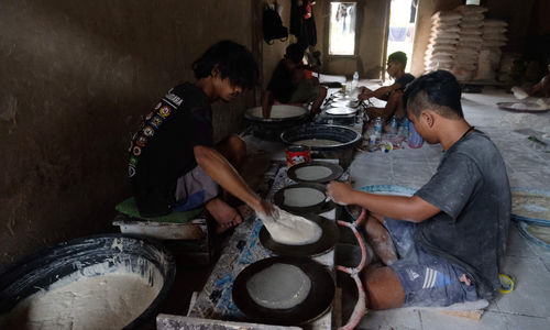 <p>Pekerja mengolah tepung terigu menjadi kulit lumpia di industri rumahan kawasan Kampung Sumur, Duren Sawit, Jakarta Timur, Jum’at, 30 April 2021. Foto: Ismail Pohan/TrenAsia</p>
