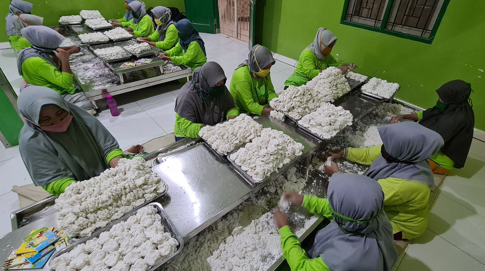 <p>Pekerja membuat makanan tradisional cireng di sentra UMKM pembuatan Cireng Crispy di Pamulang, Tangerang Selatan, Banten, Sabtu (10/4/2021). Foto : Panji Asmoro/TrenAsia</p>
