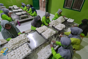 <p>Pekerja membuat makanan tradisional cireng di sentra UMKM pembuatan Cireng Crispy di Pamulang, Tangerang Selatan, Banten, Sabtu (10/4/2021). Foto : Panji Asmoro/TrenAsia</p>
