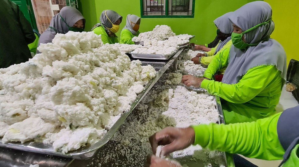 <p>Pekerja membuat makanan tradisional cireng di sentra UMKM pembuatan Cireng Crispy di Pamulang, Tangerang Selatan, Banten, Sabtu (10/4/2021). Foto : Panji Asmoro/TrenAsia</p>
