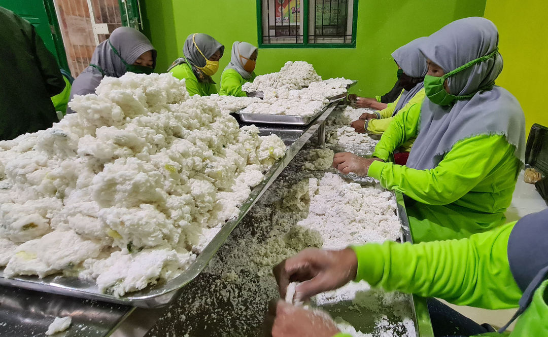 <p>Pekerja membuat makanan tradisional cireng di sentra UMKM pembuatan Cireng Crispy di Pamulang, Tangerang Selatan, Banten, Sabtu (10/4/2021). Foto : Panji Asmoro/TrenAsia</p>
