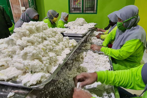 <p>Pekerja membuat makanan tradisional cireng di sentra UMKM pembuatan Cireng Crispy di Pamulang, Tangerang Selatan, Banten, Sabtu (10/4/2021). Foto : Panji Asmoro/TrenAsia</p>
