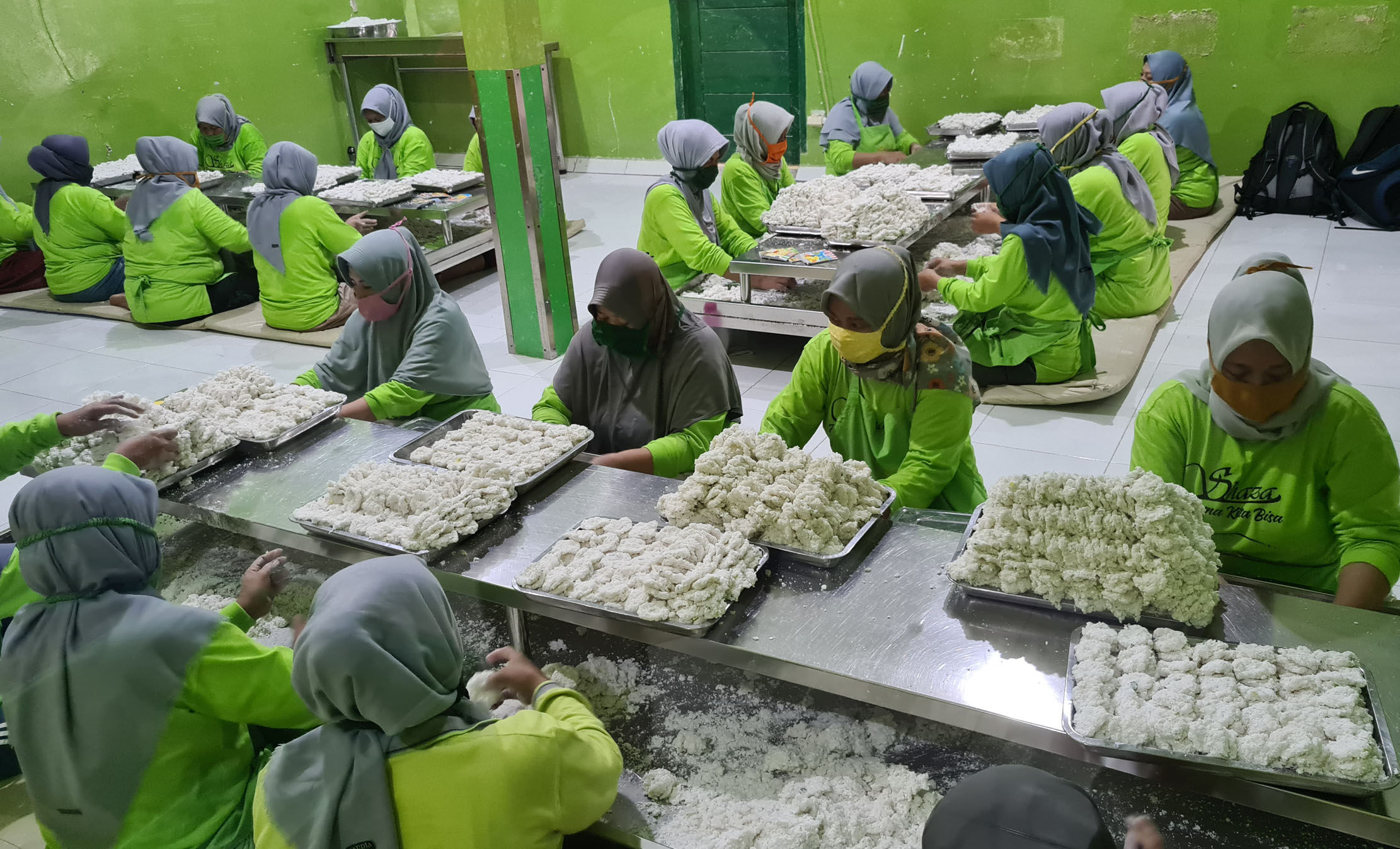 <p>Pekerja membuat makanan tradisional cireng di sentra UMKM pembuatan Cireng Crispy di Pamulang, Tangerang Selatan, Banten, Sabtu (10/4/2021). Foto : Panji Asmoro/TrenAsia</p>
