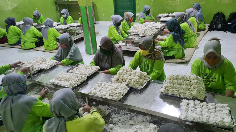 <p>Pekerja membuat makanan tradisional cireng di sentra UMKM pembuatan Cireng Crispy di Pamulang, Tangerang Selatan, Banten, Sabtu (10/4/2021). Foto : Panji Asmoro/TrenAsia</p>
