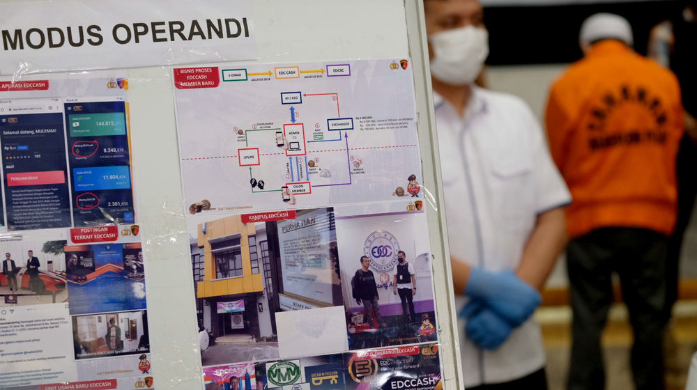 <p>Salah satu tersangka berinisial AY (kanan) yang juga CEO EDC Cash dihadirkan saat rilis kasus investasi ilegal E-Dinar Coin (EDC Cash) di Bareskrim Polri, Jakarta, Kamis, 22 April 2021. Foto: Ismail Pohan/TrenAsia</p>
