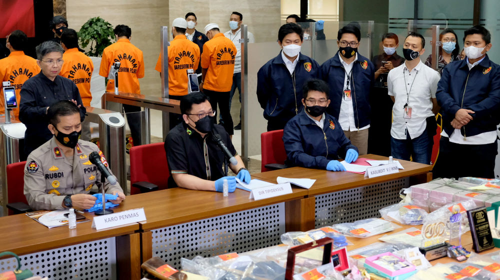 <p>Direktur Tindak Pidana Ekonomi Khusus (Dirtipideksus) Bareskrim Polri Brigjen Pol Helmy Santika (kedua kiri) dan Kepala Biro Penerangan Masyarakat (Karopenmas Divisi Humas Polri) Brigjen Rusdi Hartono (kiri) memberikan keterangan kepada media saat rilis kasus investasi ilegal E-Dinar Coin (EDC Cash) di Bareskrim Polri, Jakarta, Kamis, 22 April 2021. Foto: Ismail Pohan/TrenAsia</p>
