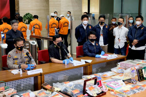 <p>Direktur Tindak Pidana Ekonomi Khusus (Dirtipideksus) Bareskrim Polri Brigjen Pol Helmy Santika (kedua kiri) dan Kepala Biro Penerangan Masyarakat (Karopenmas Divisi Humas Polri) Brigjen Rusdi Hartono (kiri) memberikan keterangan kepada media saat rilis kasus investasi ilegal E-Dinar Coin (EDC Cash) di Bareskrim Polri, Jakarta, Kamis, 22 April 2021. Foto: Ismail Pohan/TrenAsia</p>
