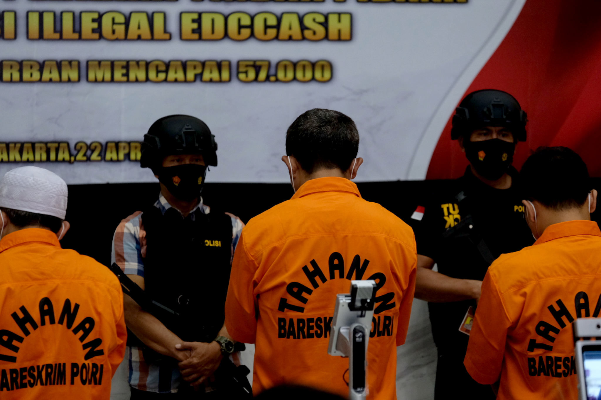 <p>Sejumlah tersangka dihadirkan saat rilis  kasus investasi ilegal E-Dinar Coin (EDC Cash) di Bareskrim Polri, Jakarta, Kamis, 22 April 2021. Foto: Ismail Pohan/TrenAsia</p>
