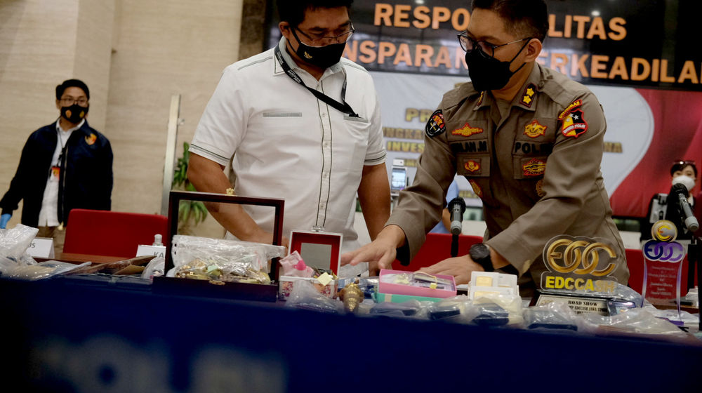 <p>Petugas menata sejumlah barang bukti kasus investasi ilegal E-Dinar Coin (EDC Cash) di Bareskrim Polri, Jakarta, Kamis, 22 April 2021. Foto: Ismail Pohan/TrenAsia</p>
