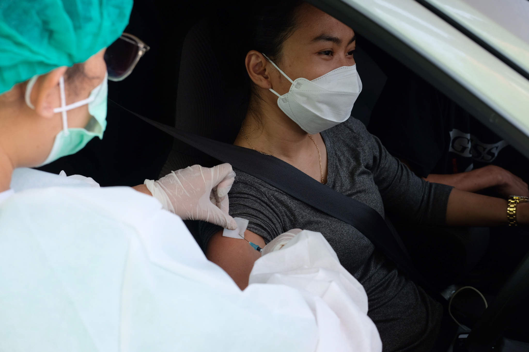 <p>Petugas menyuntikkan vaksin kepada driver Gocar saat vaksinasasi untuk mitra driver Gojek di Kemayoran, Jakarta, Kamis, 29 April 2021. Foto: Ismail Pohan/TrenAsia</p>
