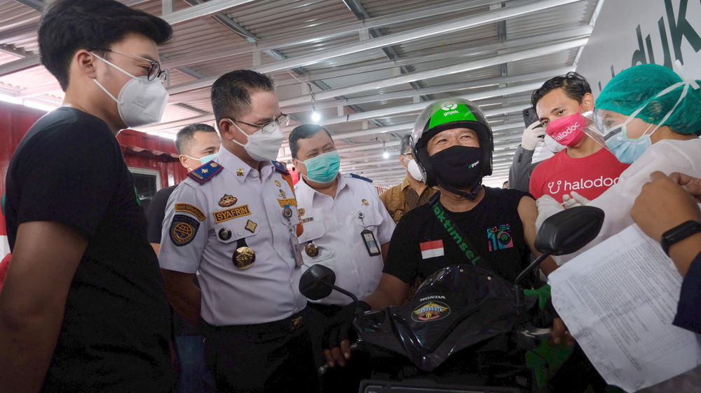 <p>Mitra driver menajalani vaksinasi disaksikan Kepala Dinas Perhubungan DKI Jakarta Syafrin Lupito (kedia kiri) dan Co-Founder &amp; Co-CEO Gojek Kevin Aluwi (kiri) saat vaksinasasi untuk mitra driver Gojek di Kemayoran, Jakarta, Kamis, 29 April 2021. Foto: Ismail Pohan/TrenAsia</p>
