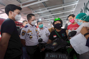 <p>Mitra driver menajalani vaksinasi disaksikan Kepala Dinas Perhubungan DKI Jakarta Syafrin Lupito (kedia kiri) dan Co-Founder & Co-CEO Gojek Kevin Aluwi (kiri) saat vaksinasasi untuk mitra driver Gojek di Kemayoran, Jakarta, Kamis, 29 April 2021. Foto: Ismail Pohan/TrenAsia</p>