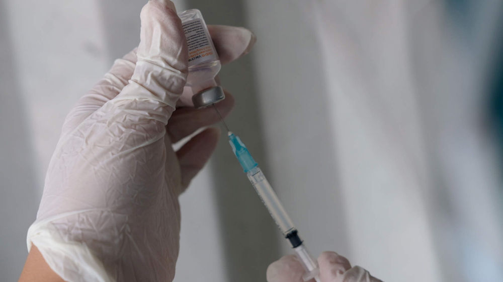 <p>Petugas nakes mengambil dosis vaksin saat pembukaan vaksinasasi untuk mitra driver Gojek di Kemayoran, Jakarta, Kamis, 29 April 2021. Foto: Ismail Pohan/TrenAsia</p>
